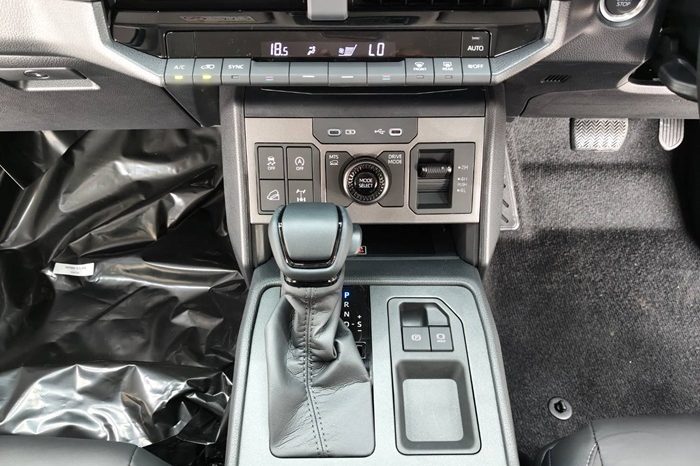 TRAVO OVERLAND PLUS 4WD 2026 2.8 AT DOUBLE CAB GREY  25390 full
