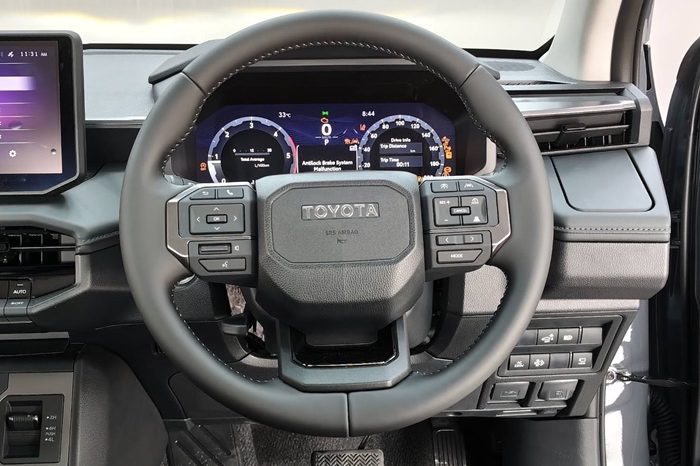 TRAVO OVERLAND PLUS 4WD 2026 2.8 AT DOUBLE CAB GREY  25390 full
