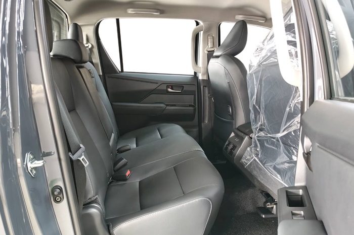 TRAVO OVERLAND PLUS 4WD 2026 2.8 AT DOUBLE CAB GREY  25390 full