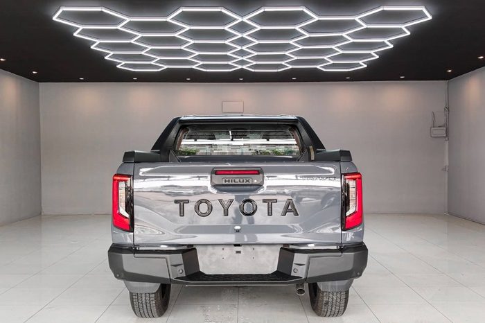 TRAVO OVERLAND PLUS 4WD 2026 2.8 AT DOUBLE CAB GREY  25390 full