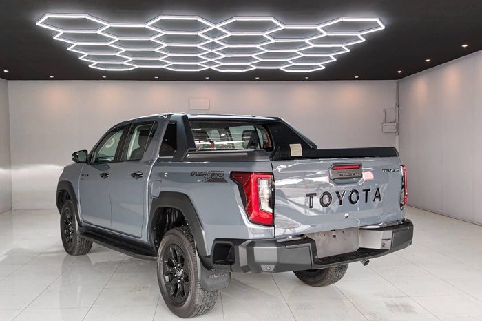 TRAVO OVERLAND PLUS 4WD 2026 2.8 AT DOUBLE CAB GREY  25390 full