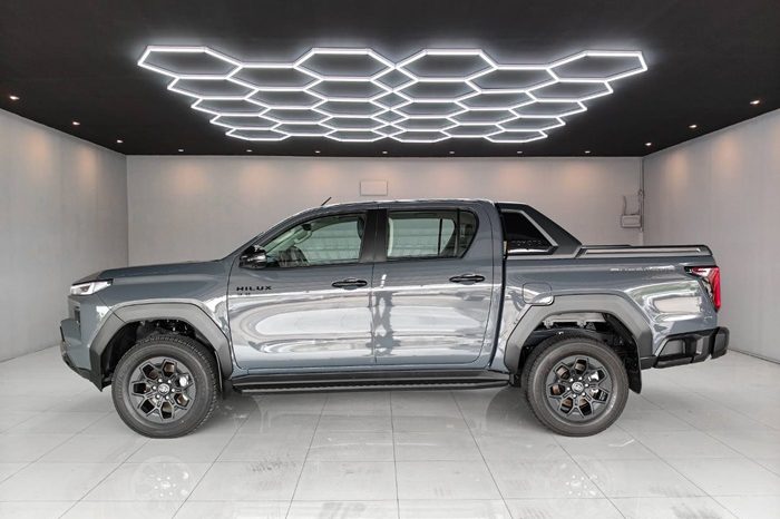 TRAVO OVERLAND PLUS 4WD 2026 2.8 AT DOUBLE CAB GREY  25390 full