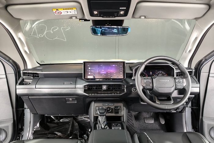 TRAVO OVERLAND PLUS 4WD 2026 2.8 AT DOUBLE CAB GREY  23649 full