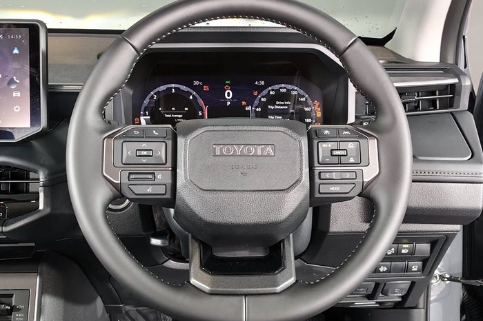 TRAVO OVERLAND PLUS 4WD 2026 2.8 AT DOUBLE CAB GREY  23649 full