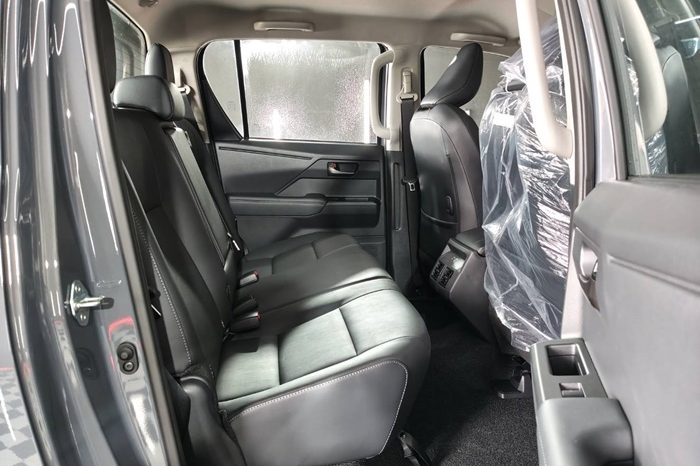 TRAVO OVERLAND PLUS 4WD 2026 2.8 AT DOUBLE CAB GREY  23649 full