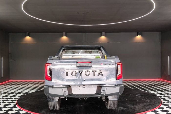 TRAVO OVERLAND PLUS 4WD 2026 2.8 AT DOUBLE CAB GREY  23649 full