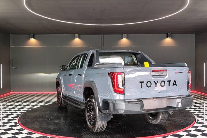 TRAVO OVERLAND PLUS 4WD 2026 2.8 AT DOUBLE CAB GREY  23649 full