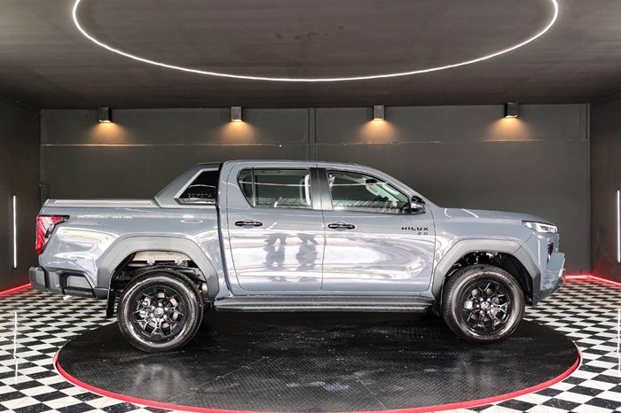 TRAVO OVERLAND PLUS 4WD 2026 2.8 AT DOUBLE CAB GREY  23649 full