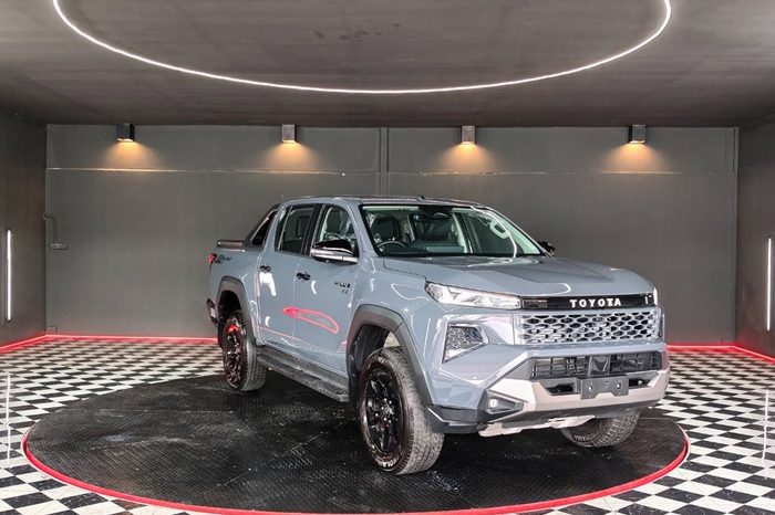 TRAVO OVERLAND PLUS 4WD 2026 2.8 AT DOUBLE CAB GREY  23649 full