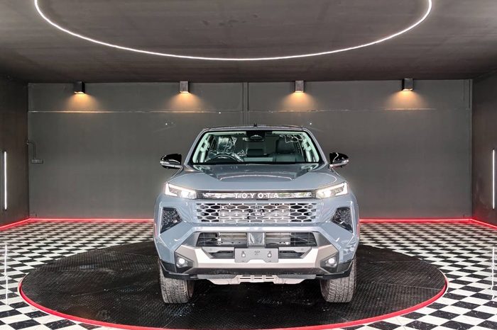 TRAVO OVERLAND PLUS 4WD 2026 2.8 AT DOUBLE CAB GREY  23649 full