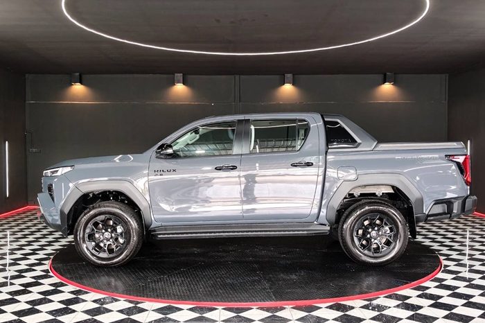 TRAVO OVERLAND PLUS 4WD 2026 2.8 AT DOUBLE CAB GREY  23649 full
