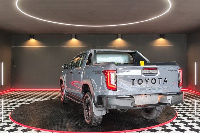 TRAVO OVERLAND PLUS 4WD 2026 2.8 AT DOUBLE CAB GREY  23529 full