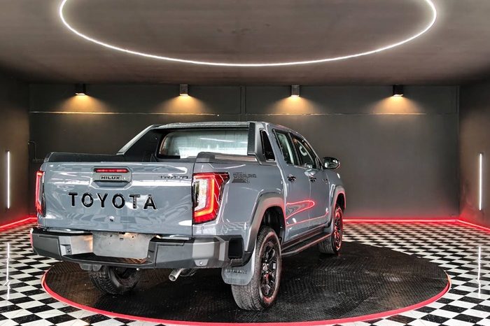 TRAVO OVERLAND PLUS 4WD 2026 2.8 AT DOUBLE CAB GREY  23529 full