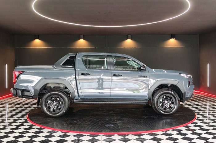 TRAVO OVERLAND PLUS 4WD 2026 2.8 AT DOUBLE CAB GREY  23529 full