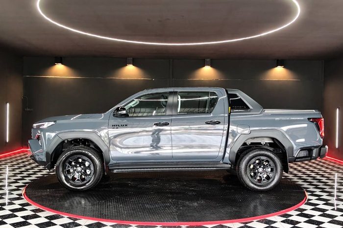 TRAVO OVERLAND PLUS 4WD 2026 2.8 AT DOUBLE CAB GREY  23529 full