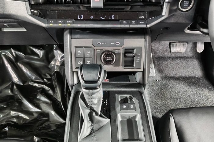 TRAVO OVERLAND PLUS 4WD 2026 2.8 AT DOUBLE CAB BLACK  24728 full