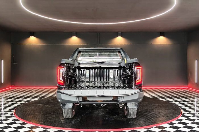 TRAVO OVERLAND PLUS 4WD 2026 2.8 AT DOUBLE CAB BLACK  24728 full