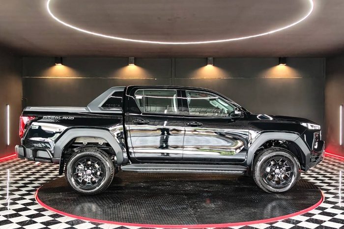 TRAVO OVERLAND PLUS 4WD 2026 2.8 AT DOUBLE CAB BLACK  24728 full