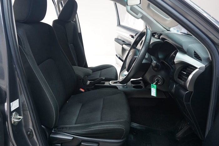 REVO PRE 2019 2.4E AT DOUBLE CAB DARK GREY  2658 full