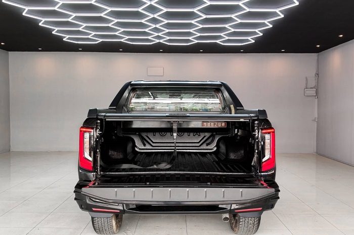 TRAVO OVERLAND PLUS 4WD 2025 2.8 AT DOUBLE CAB BLACK  20733 full