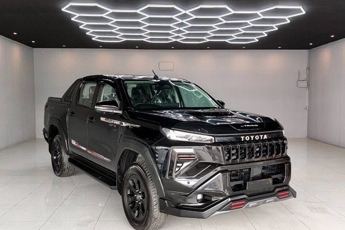 TRAVO OVERLAND PLUS 4WD 2025 2.8 AT DOUBLE CAB BLACK  20733 full