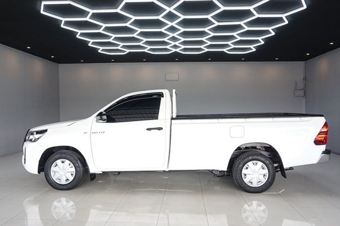 REVO 2WD 2021 2.4 ENTRY MT STANDARD WHITE  339 full