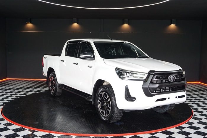 REVO PRE 2020 2.4 MID AT DOUBLE CAB WHITE  8013 full