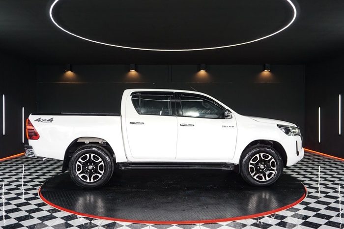 REVO PRE 2020 2.4 MID AT DOUBLE CAB WHITE  8013 full