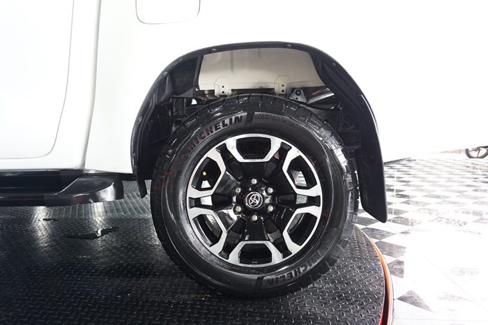 REVO PRE 2020 2.4 MID AT DOUBLE CAB WHITE  8013 full