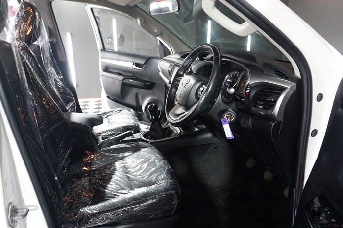 REVO PRE 2020 2.4 MID AT DOUBLE CAB WHITE  8013 full
