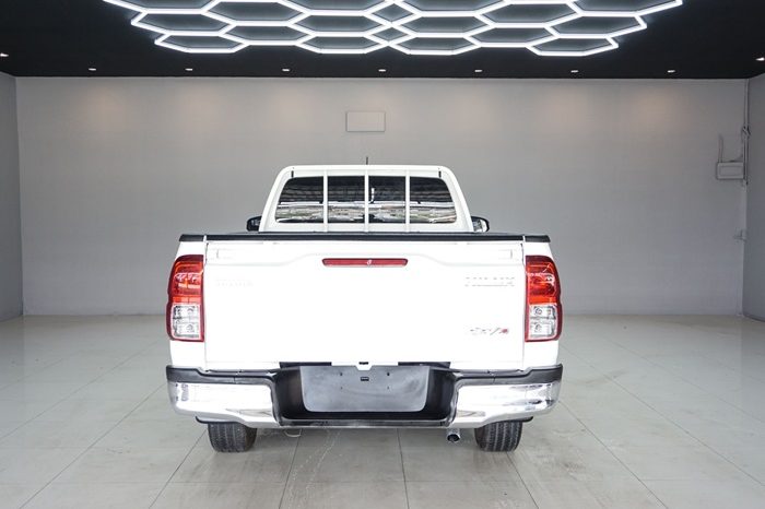 REVO 2WD 2020 2.4J MT STANDARD WHITE  2426 full