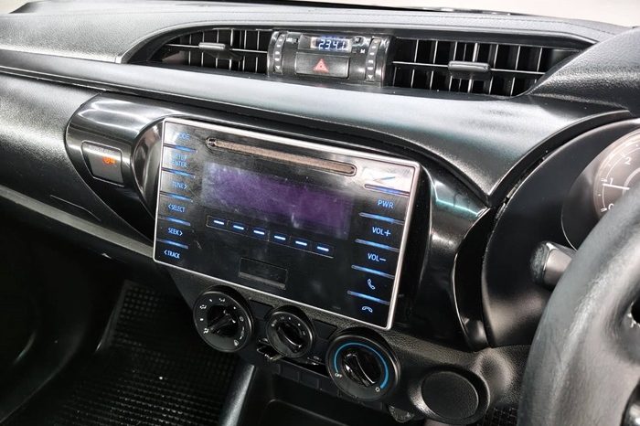 REVO 2WD 2019 2.4J MT STANDARD SILVER  5143 full