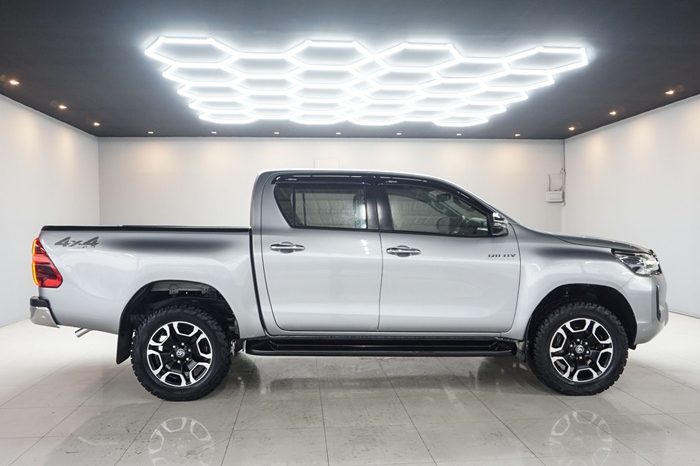 REVO 4WD 2022 2.4 MID MT DOUBLE CAB SILVER 5540 full