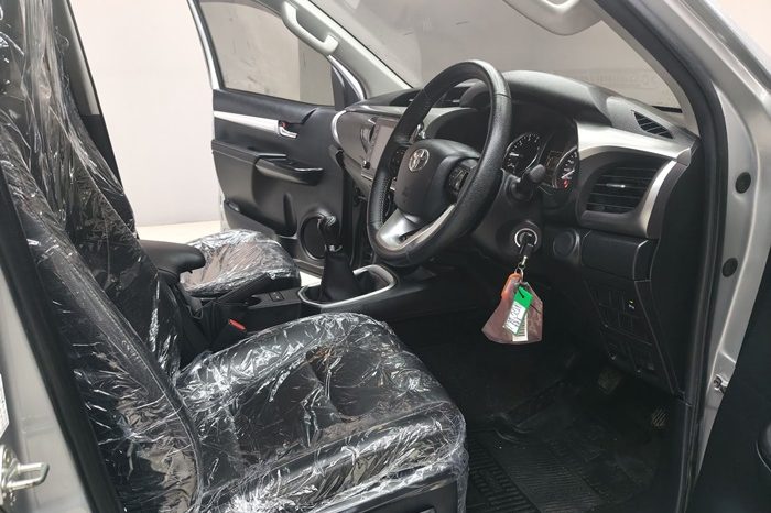 REVO 4WD 2022 2.4 MID MT DOUBLE CAB SILVER 5540 full