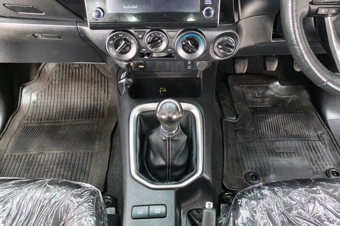 REVO 4WD 2021 2.4 MID MT DOUBLE CAB SILVER 4103 full