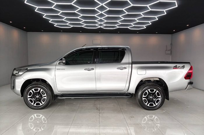 REVO 4WD 2021 2.4 MID MT DOUBLE CAB SILVER 4103 full