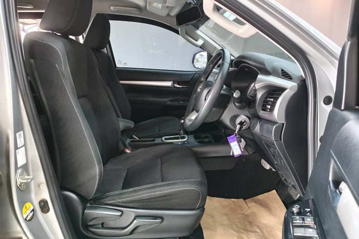 REVO PRE 2021 2.4 MID AT DOUBLE CAB SILVER  8681 full