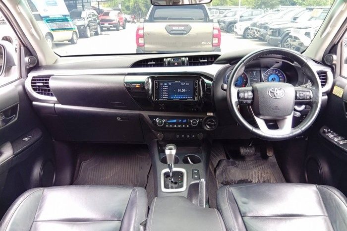 REVO 4WD 2019 2.8G AT DOUBLE CAB WHITE  8803 full