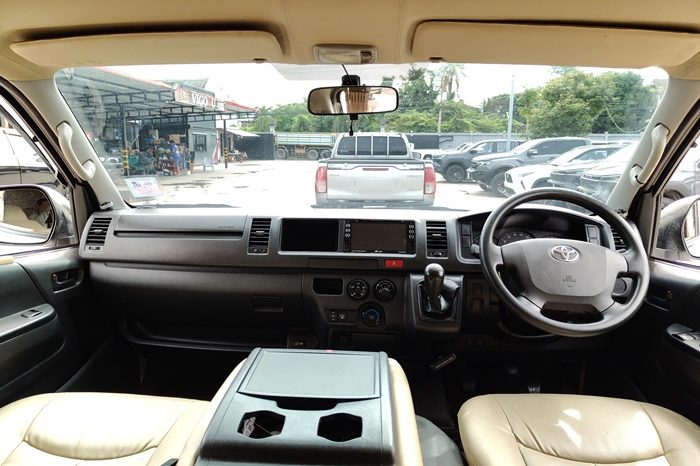 TOYOTA 2WD 2018 3.0 MT COMMUTER WHITE 83 full