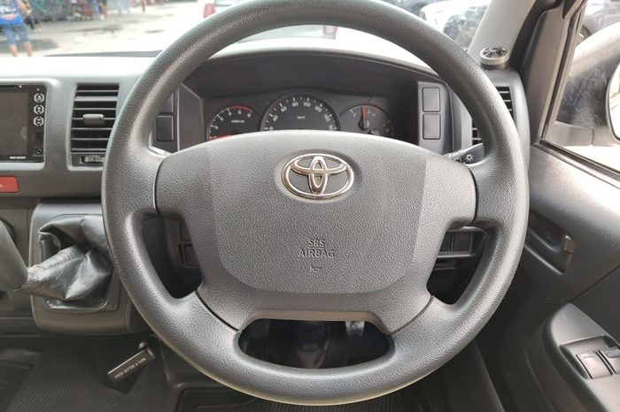 TOYOTA 2WD 2018 3.0 MT COMMUTER WHITE 83 full