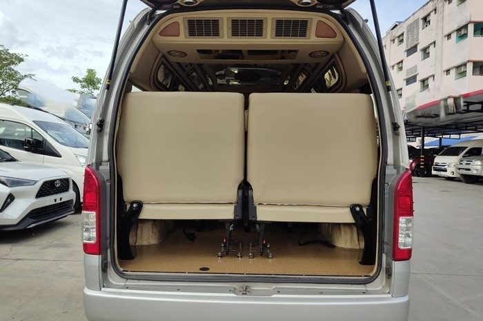 TOYOTA 2WD 2019 3.0 MT COMMUTER SILVER 9718 full