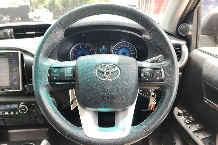 REVO PRE 2017 2.4G AT DOUBLE CAB SILVER  7184 full