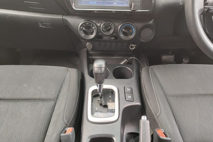 REVO PRE 2021 2.4 ENTRY AT SMART CAB SILVER  8030 full