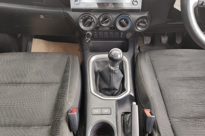 REVO 4WD 2021 2.4 MID MT SMART CAB SILVER  461 full