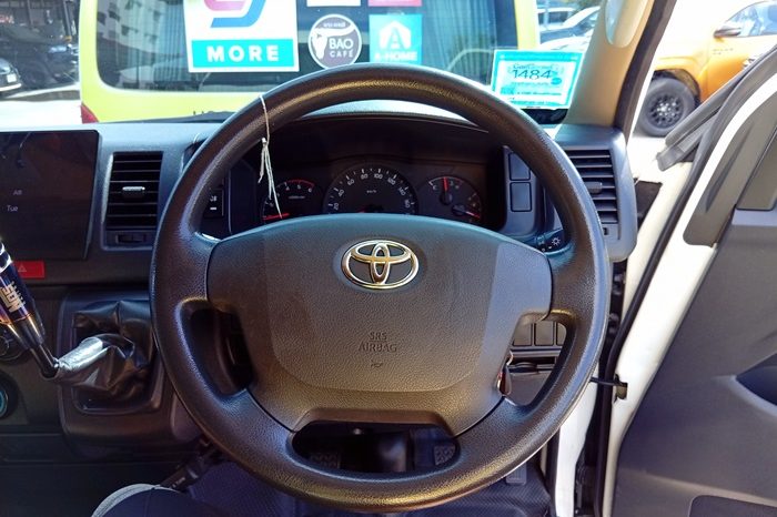 TOYOTA 2WD 2019 3.0 MT COMMUTER WHITE 3454 full