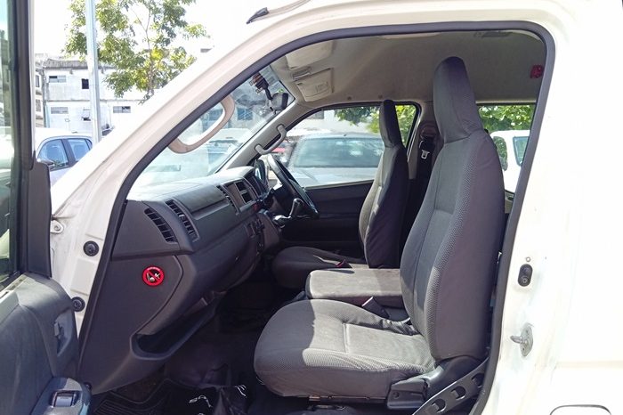 TOYOTA 2WD 2019 2.7 MT COMMUTER WHITE  857 full