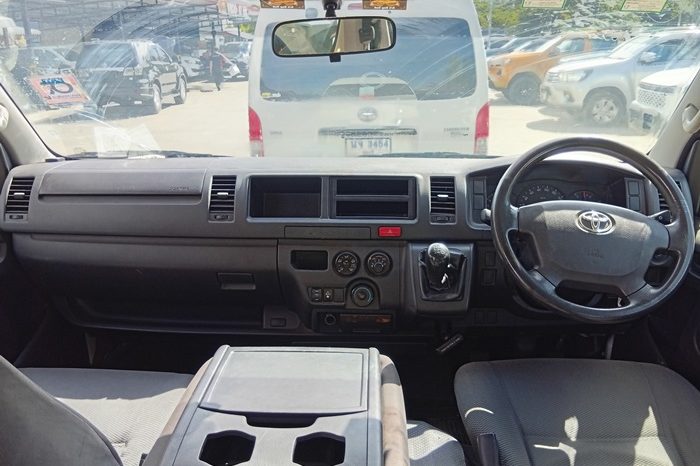 TOYOTA 2WD 2019 2.7 MT COMMUTER WHITE  857 full