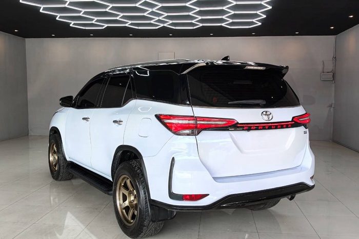 TOYOTA 4WD 2017 2.8V AT FORTUNER WHITE  1153 full