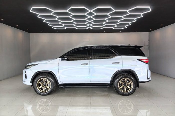 TOYOTA 4WD 2017 2.8V AT FORTUNER WHITE  1153 full