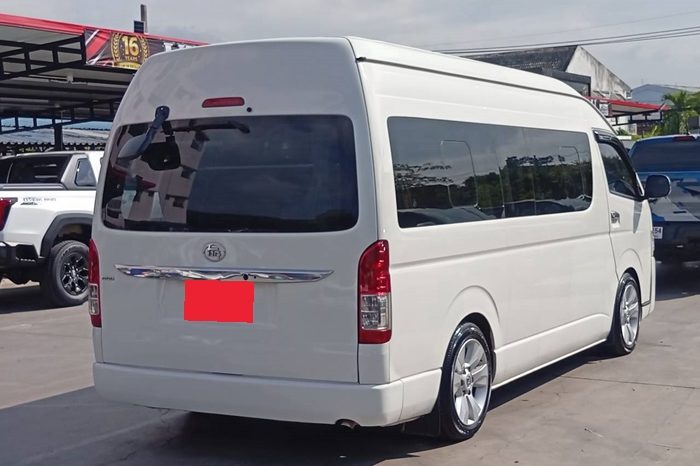 TOYOTA 2WD 2017 3.0 MT COMMUTER WHITE 1190 full